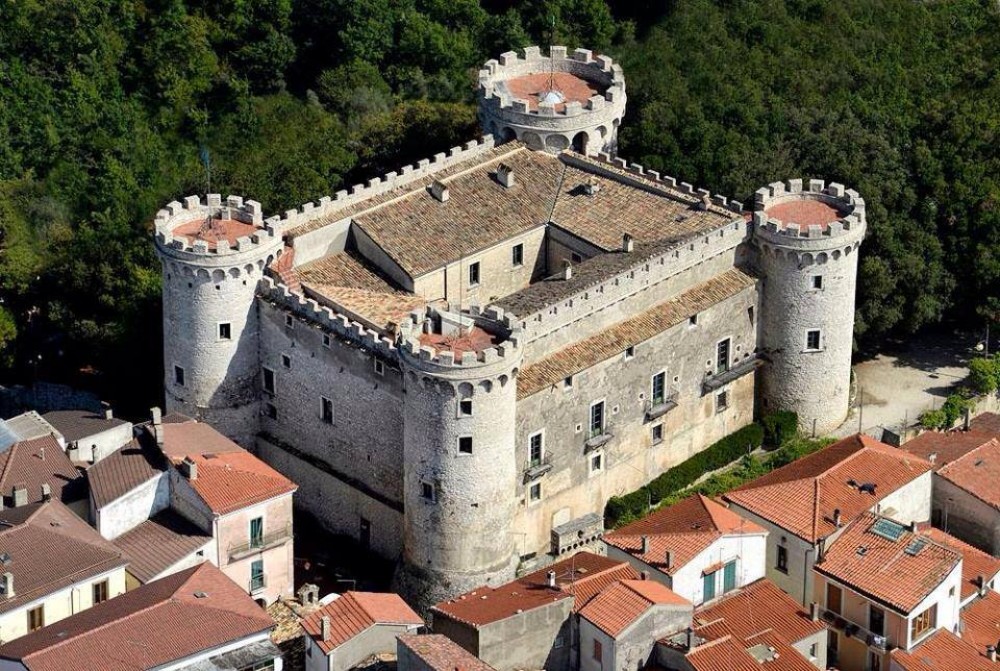 Il Castello Pignatelli Di Monteroduni